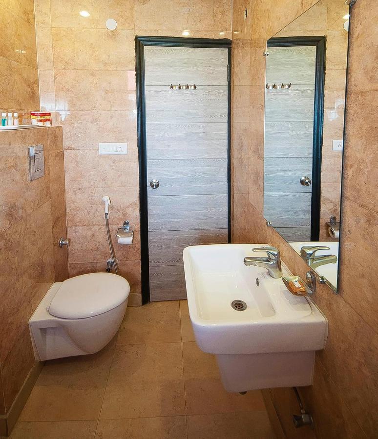 Pitrashish Grand And Premium Hotel Делхи Екстериор снимка